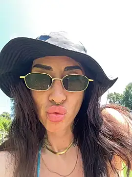 nikkaanderic online show from May 29, 2026, 1:17 pm