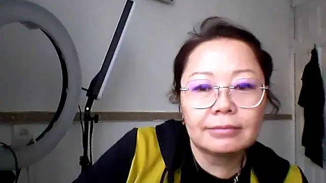 Yvarelle online show from November 13, 2025, 4:49 am