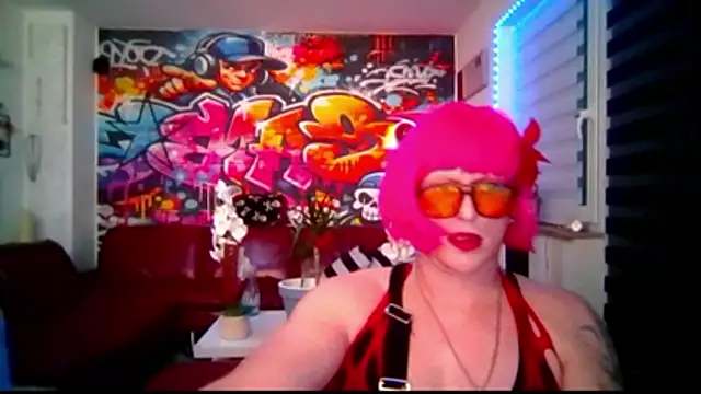 Snapshot of hellgirl1980 chatting on May 6, 2026, 10:58 pm hellgirl1980 online show from May 6, 2026, 10:58 pm