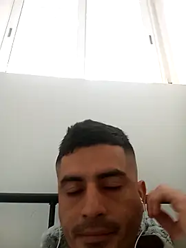 Snapshot of Andr3s69xxx chatting on February 8, 2026, 10:24 am Andr3s69xxx online show from February 8, 2026, 10:24 am