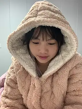 Emlyly-18 online show from October 21, 2025, 4:34 am