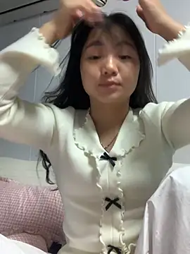 Emlyly-18 online show from November 13, 2025, 1:15 pm