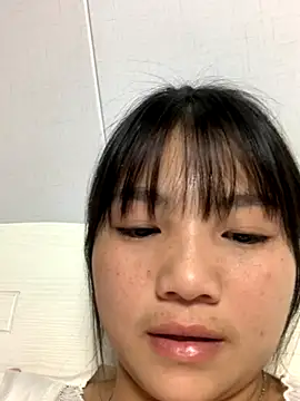 Emlyly-18 online show from November 3, 2025, 2:31 pm