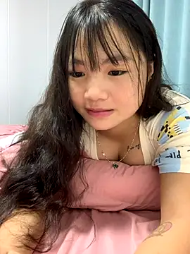 Snapshot of Emlyly-18 chatting on October 2, 2025, 4:27 am Emlyly-18 online show from October 2, 2025, 4:27 am