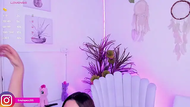 Emylopezz online show from November 14, 2025, 9:07 pm