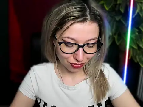 Snapshot of loveHeidi chatting on April 14, 2026, 4:39 am loveHeidi online show from April 14, 2026, 4:39 am