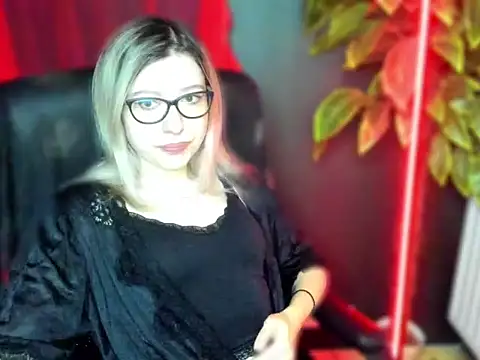 Snapshot of loveHeidi chatting on March 3, 2026, 5:36 am loveHeidi online show from March 3, 2026, 5:36 am