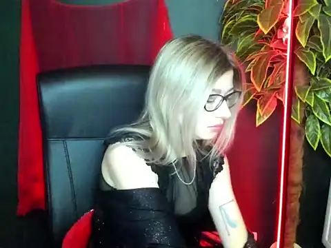 Snapshot of loveHeidi chatting on March 12, 2026, 5:24 am loveHeidi online show from March 12, 2026, 5:24 am