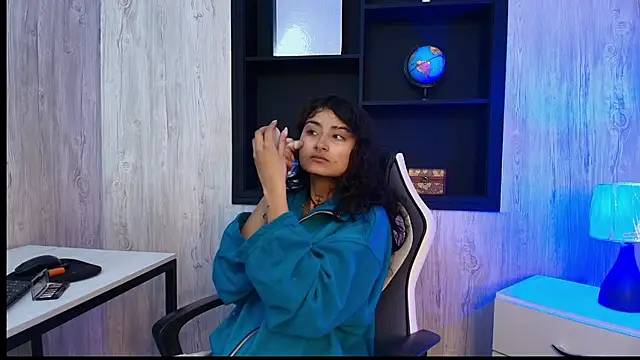 Snapshot of LilyRouset chatting on October 9, 2025, 1:22 pm LilyRouset online show from October 9, 2025, 1:22 pm