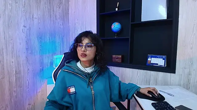 Snapshot of LilyRouset chatting on October 1, 2025, 1:37 pm LilyRouset online show from October 1, 2025, 1:37 pm