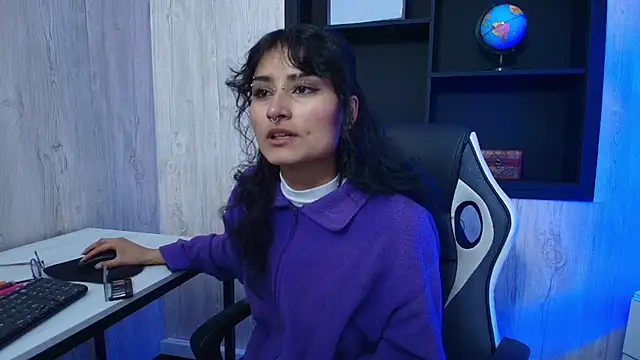 Snapshot of LilyRouset chatting on October 3, 2025, 1:56 pm LilyRouset online show from October 3, 2025, 1:56 pm