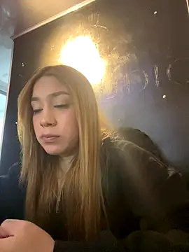 Issa Moon  online show from November 24, 2025, 2:22 am