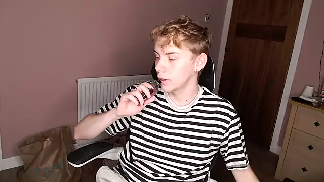 Snapshot of scottishtwink01 chatting on September 19, 2025, 5:17 pm scottishtwink01 online show from September 19, 2025, 5:17 pm