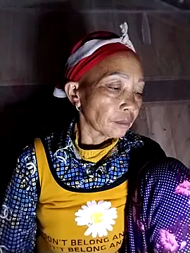 Snapshot of -Xuka-200 chatting on December 18, 2025, 1:37 pm -Xuka-200 online show from December 18, 2025, 1:37 pm