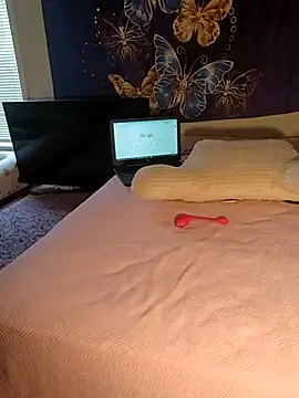 Snapshot of LuvTune chatting on April 12, 2026, 4:54 pm LuvTune online show from April 12, 2026, 4:54 pm