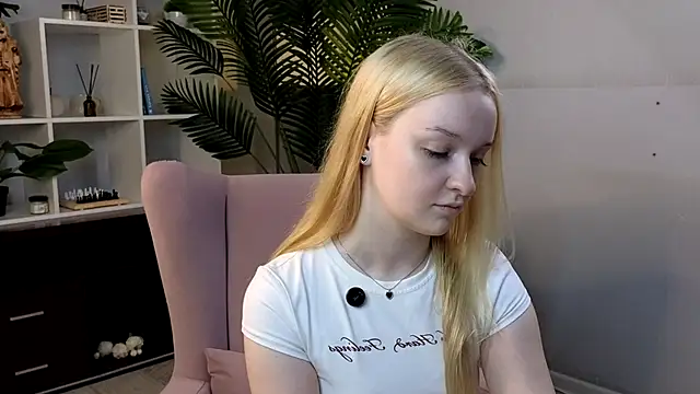 Snapshot of KrishnaSimmons chatting on September 10, 2025, 8:35 am KrishnaSimmons online show from September 10, 2025, 8:35 am