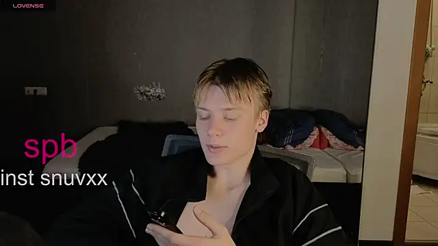 Snapshot of LouieEvans chatting on October 3, 2025, 3:30 am LouieEvans online show from October 3, 2025, 3:30 am