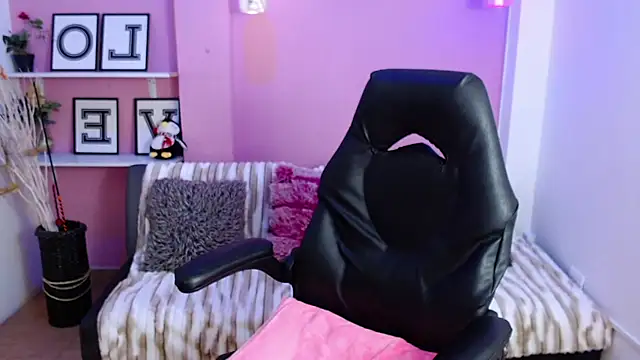 KendallWood  online show from November 11, 2025, 7:52 pm