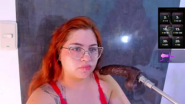 Snapshot of alana_glasses chatting on October 17, 2025, 12:07 pm alana glasses online show from October 17, 2025, 12:07 pm