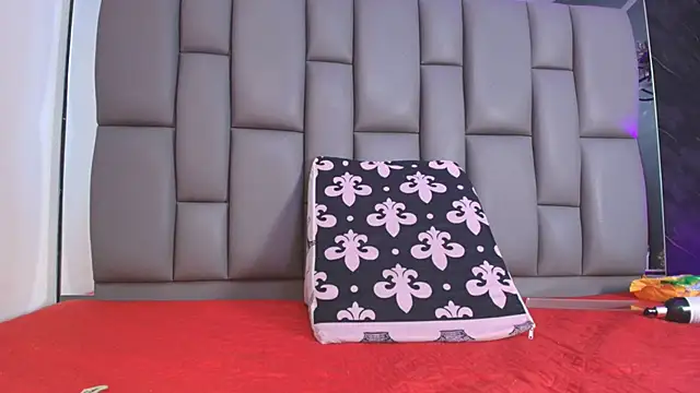 kissme luna online show from November 12, 2025, 7:07 pm