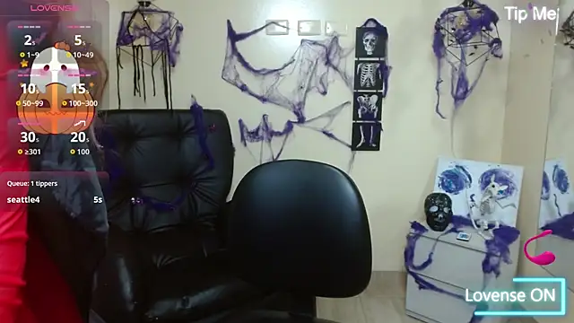 Snapshot of Bom_BomXX chatting on October 18, 2025, 10:34 pm Bom BomXX online show from October 18, 2025, 10:34 pm