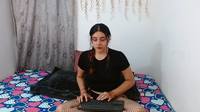 Snapshot of AmbarAndValery chatting on November 23, 2025, 2:32 am AmbarAndValery online show from November 23, 2025, 2:32 am