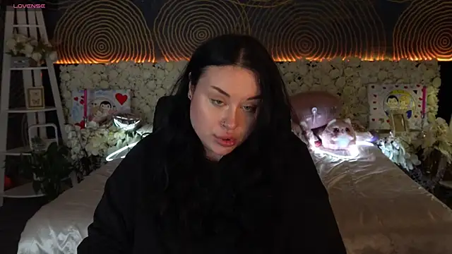 SerahMirabeli online show from April 7, 2026, 6:43 pm