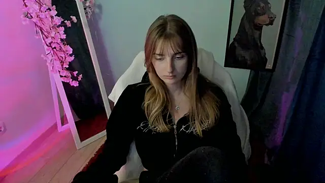 Snapshot of NeyliDream chatting on December 19, 2025, 1:35 pm NeyliDream online show from December 19, 2025, 1:35 pm