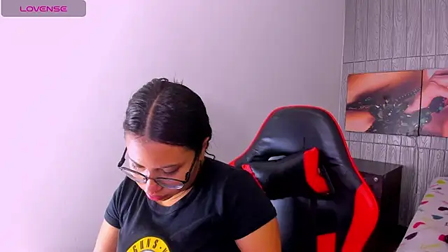 Snapshot of susan_mooree chatting on April 9, 2026, 8:37 pm susan mooree online show from April 9, 2026, 8:37 pm