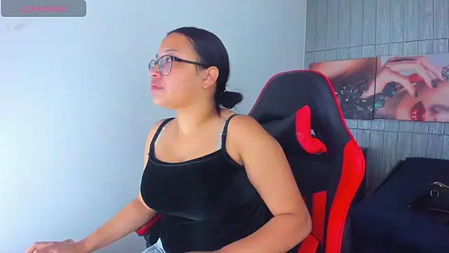 Snapshot of susan_mooree chatting on April 2, 2026, 8:15 pm susan mooree online show from April 2, 2026, 8:15 pm