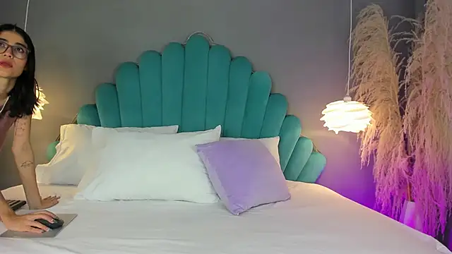 Snapshot of LunaBloomn chatting on October 20, 2025, 5:02 pm LunaBloomn online show from October 20, 2025, 5:02 pm