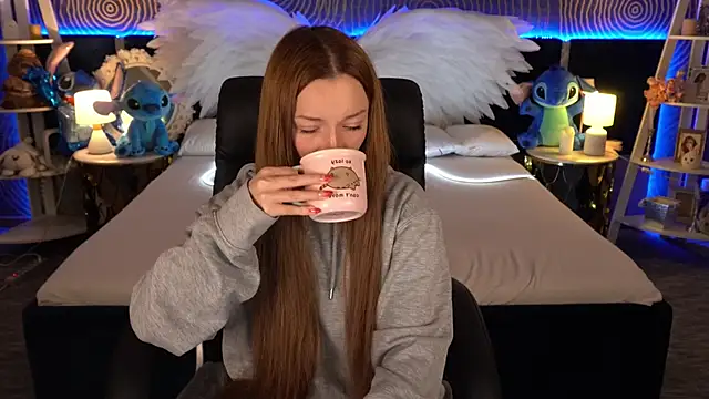 Snapshot of FoxyMayy chatting on November 19, 2025, 2:06 pm FoxyMayy online show from November 19, 2025, 2:06 pm