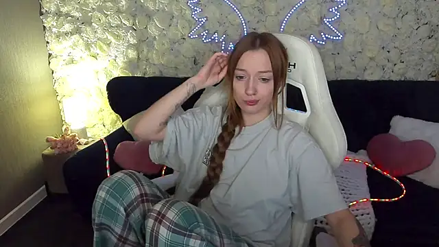 Snapshot of FoxyMayy chatting on March 20, 2026, 6:36 am FoxyMayy online show from March 20, 2026, 6:36 am