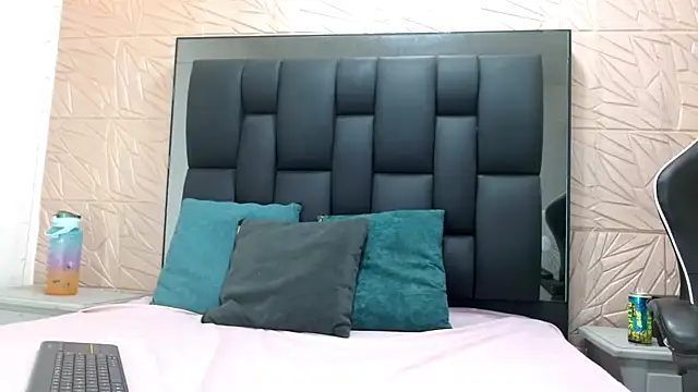 Tinita  online show from November 24, 2025, 2:17 pm