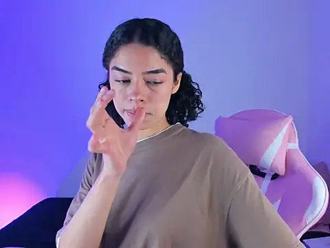 maddy parker   online show from November 21, 2025, 7:35 pm