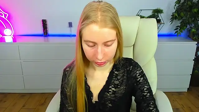 Snapshot of Alina_Blonde chatting on March 19, 2026, 6:35 am Alina Blonde online show from March 19, 2026, 6:35 am