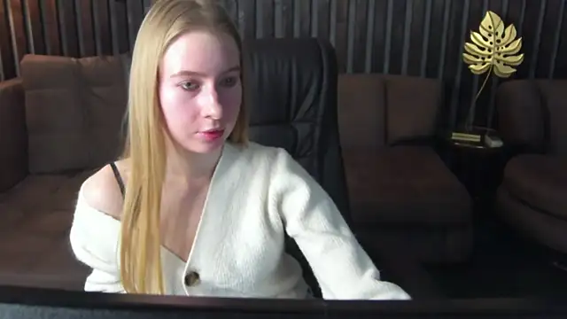 Snapshot of Alina_Blonde chatting on March 24, 2026, 6:46 am Alina Blonde online show from March 24, 2026, 6:46 am