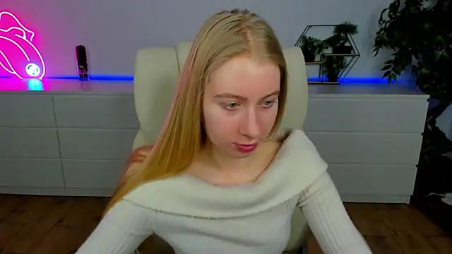 Snapshot of Alina_Blonde chatting on February 15, 2026, 6:36 am Alina Blonde online show from February 15, 2026, 6:36 am