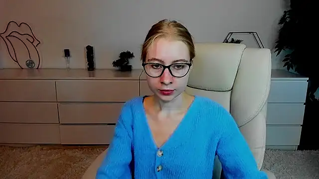 Snapshot of Alina_Blonde chatting on September 17, 2025, 5:42 am Alina Blonde online show from September 17, 2025, 5:42 am