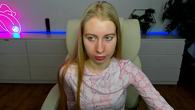 Snapshot of Alina_Blonde chatting on March 1, 2026, 6:35 am Alina Blonde online show from March 1, 2026, 6:35 am