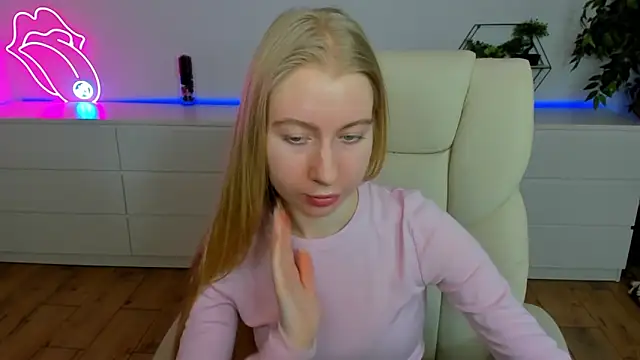 Snapshot of Alina_Blonde chatting on February 24, 2026, 6:36 am Alina Blonde online show from February 24, 2026, 6:36 am