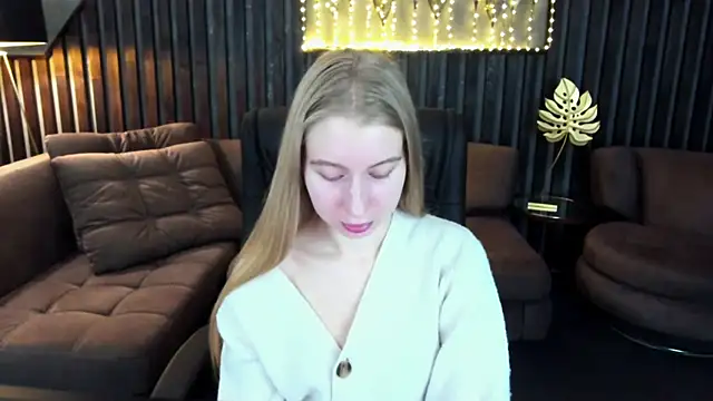 Snapshot of Alina_Blonde chatting on March 29, 2026, 5:42 am Alina Blonde online show from March 29, 2026, 5:42 am