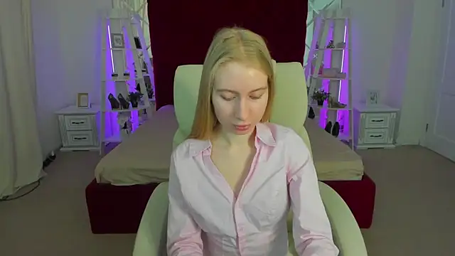 Snapshot of Alina_Blonde chatting on April 12, 2026, 6:05 am Alina Blonde online show from April 12, 2026, 6:05 am