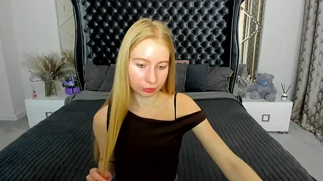 Alina Blonde online show from May 28, 2026, 11:38 am