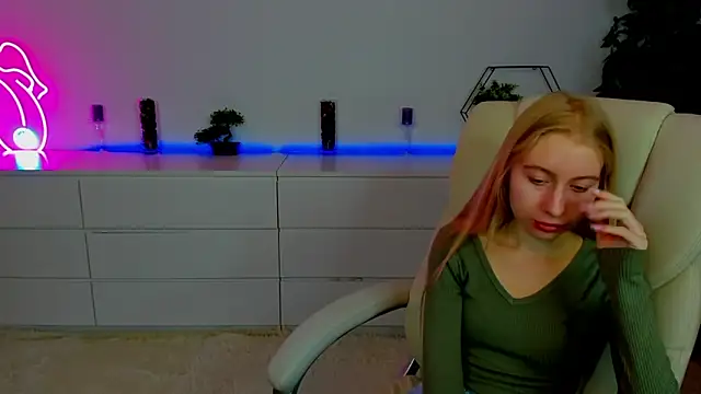 Alina Blonde online show from October 15, 2025, 5:39 am