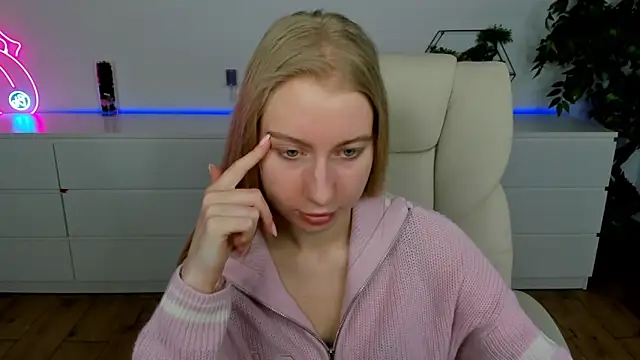 Snapshot of Alina_Blonde chatting on March 4, 2026, 6:32 am Alina Blonde online show from March 4, 2026, 6:32 am