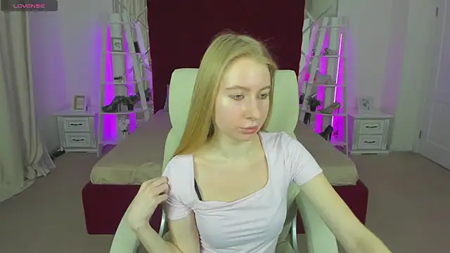 Alina Blonde online show from May 17, 2026, 5:40 am