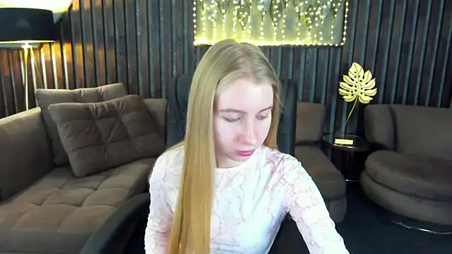 Snapshot of Alina_Blonde chatting on March 15, 2026, 6:42 am Alina Blonde online show from March 15, 2026, 6:42 am