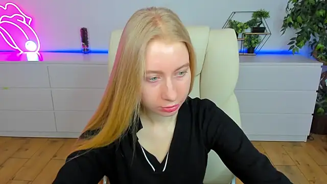 Snapshot of Alina_Blonde chatting on February 22, 2026, 6:38 am Alina Blonde online show from February 22, 2026, 6:38 am