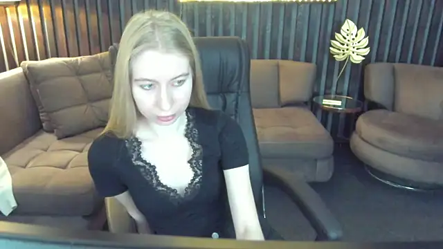 Alina Blonde online show from May 5, 2026, 5:32 am